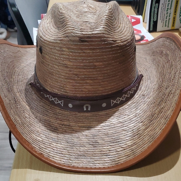 Rustic Brown Western Hat with Horseshoe Band - Picture 8 of 9
